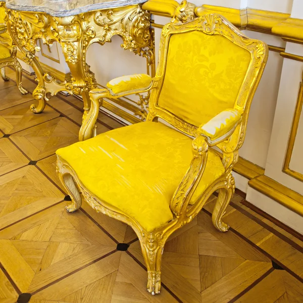 Elegantní pohovka žluté kamzíka — Stock fotografie