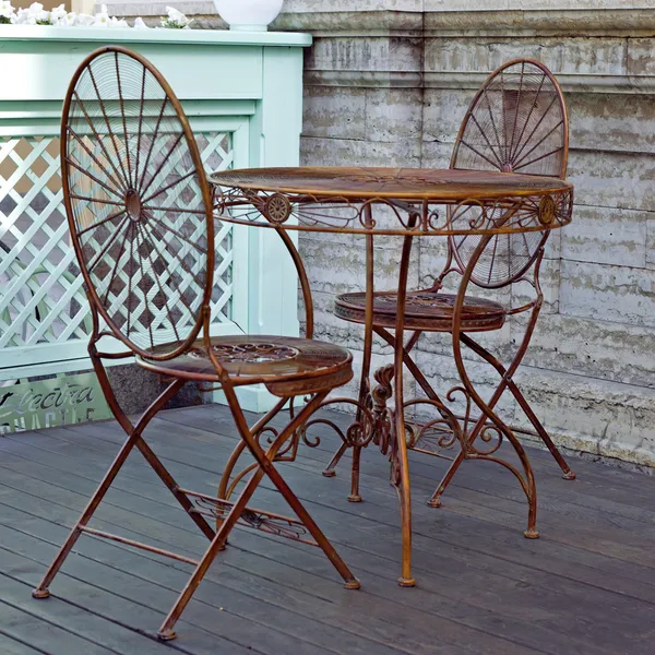 Металлический стол и стул в уличной кофейне — стоковое фото