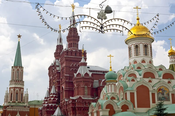 Кремлевская стена, Кремль и Исторический музей на Красной площади, Москва — стоковое фото