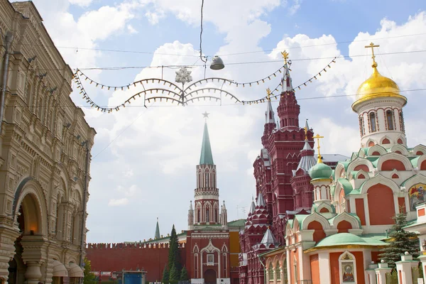 Кремлевская стена, Кремль и Исторический музей на Красной площади, Москва — стоковое фото