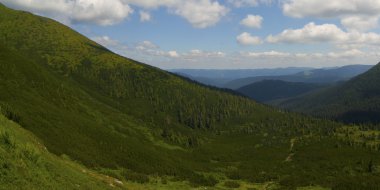 sabah güneşli bir gün dağ manzarası.