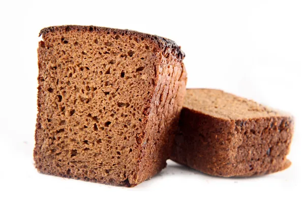 Черный цельнозерновой хлеб на белом фоне — стоковое фото
