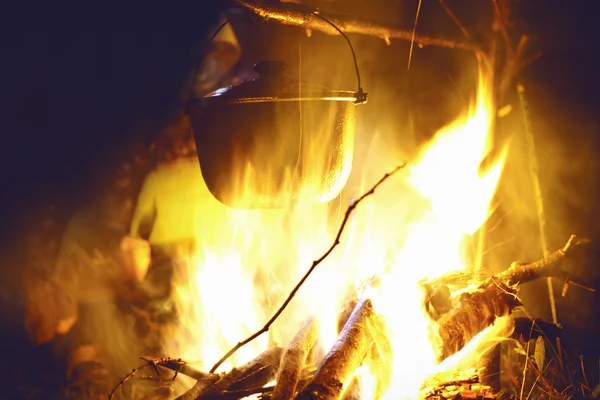 Fogo de acampamento à noite — Fotografia de Stock