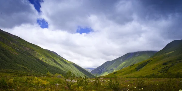 Krajobraz regionu swanetia, Gruzja — Zdjęcie stockowe