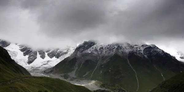 Montagnes du Caucase prises à Swanetia, Géorgie — Photo