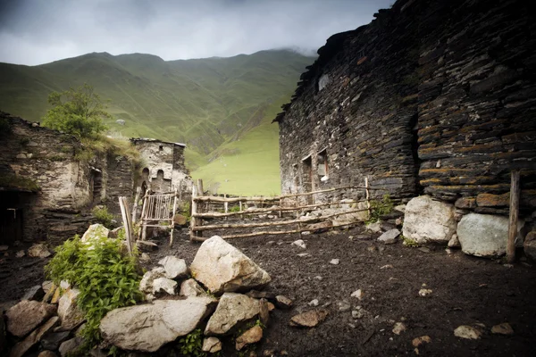 Kleines Bergdorf ushguli in den Kaukasusbergen. Georgien — Stockfoto