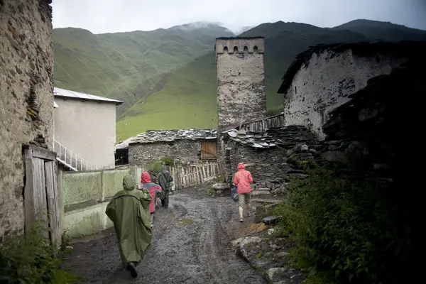 Kleines Bergdorf ushguli in den Kaukasusbergen. Georgien — Stockfoto