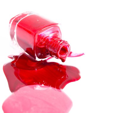 dökülmüş oje şişesi ve sıçraması