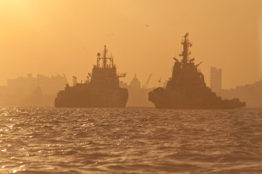 Mumbai günbatımı üzerinde savaş gemileriyle manzarası