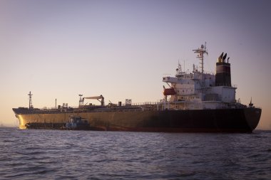 Mumbai günbatımı üzerinde savaş gemileriyle manzarası