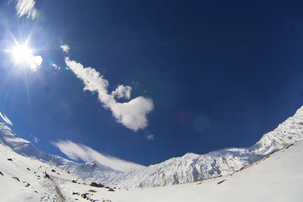 Tilicho Gölü çevresinde dağlar — Stok fotoğraf