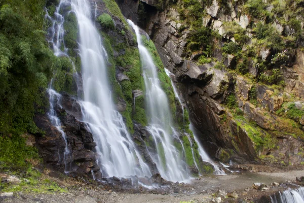 Гімалайський пейзаж: скелі і водоспад — стокове фото