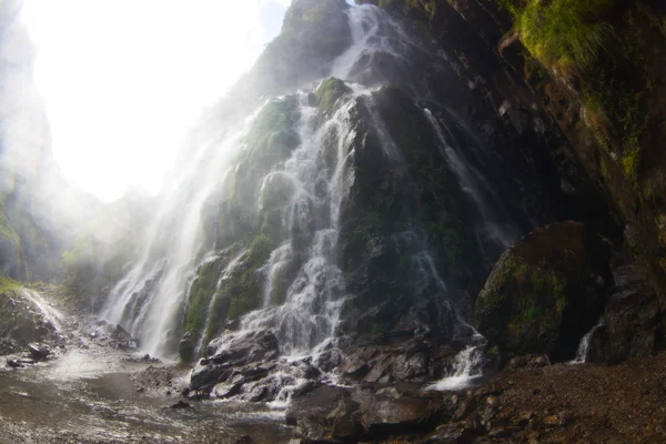 Скалы и водопад — стоковое фото