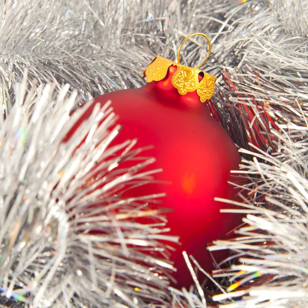 Weihnachtskugel in silberner Girlande — Stockfoto