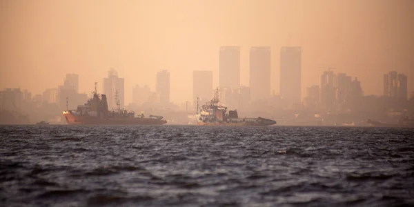 Mumbai günbatımı üzerinde savaş gemileriyle manzarası — Stok fotoğraf