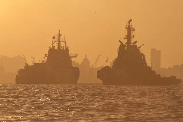 Skyline van mumbai met schepen op de zonsondergang — Stockfoto