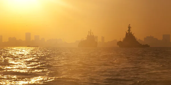Mumbai günbatımı üzerinde savaş gemileriyle manzarası — Stok fotoğraf