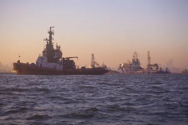 日没の船を持つムンバイのスカイライン — ストック写真