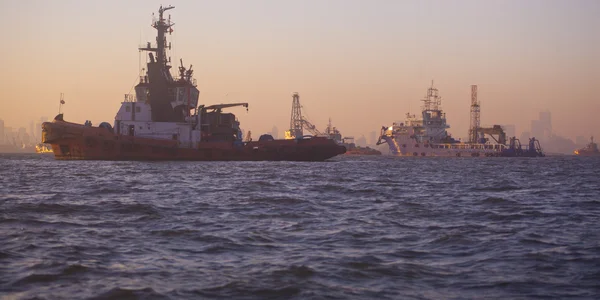 Skyline de mumbai con barcos en la puesta del sol — Foto de Stock