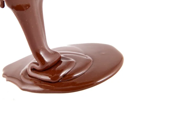 白で隔離されるチョコレートの流れ — ストック写真