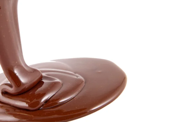 Flusso di cioccolato isolato su bianco — Foto Stock