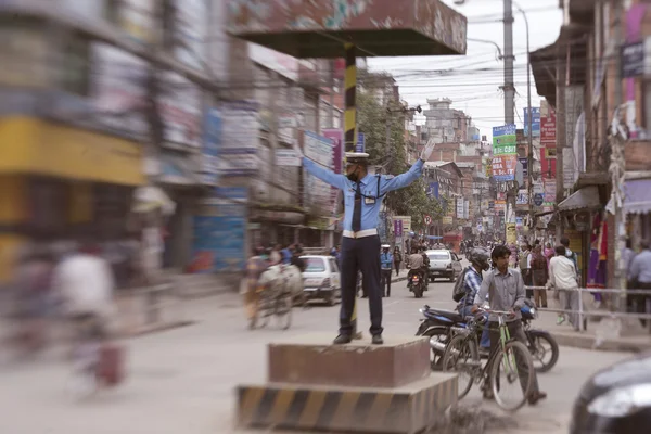 Officer reglera trafiken i centrala Katmandu — Stockfoto