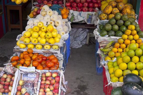 Vendere frutta sulla strada — Foto Stock