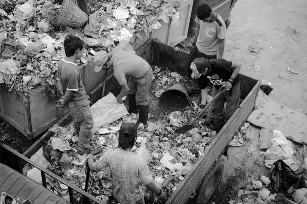 Pessoas que trabalham em vagões de lixo — Fotografia de Stock