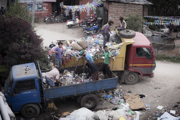 Gente trabajando en un coche de basura — Foto de Stock