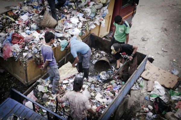 Osób pracujących na śmieci samochód — Zdjęcie stockowe
