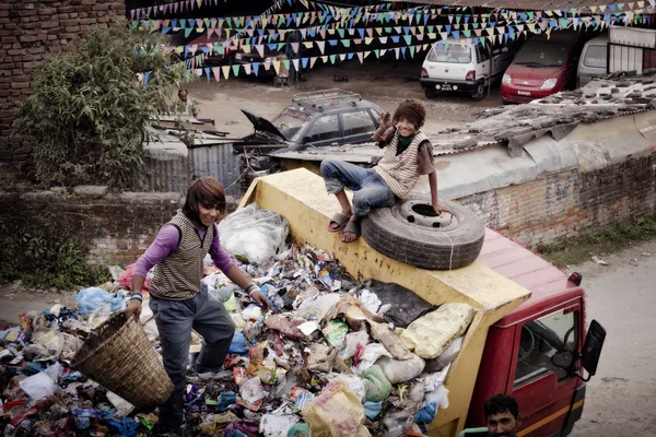 Osób pracujących na śmieci samochód — Zdjęcie stockowe