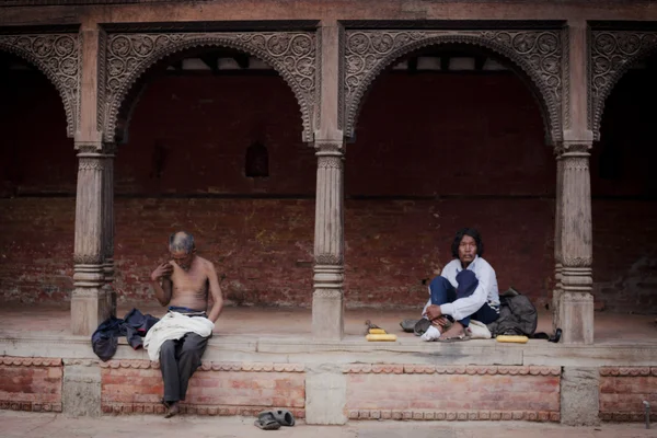 Dwóch mężczyzn przygotować się do tradycyjnych hinduskich Kremacja — Zdjęcie stockowe