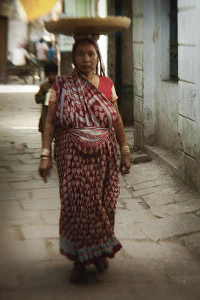 Frau in den Straßen von Varanasi — Stockfoto