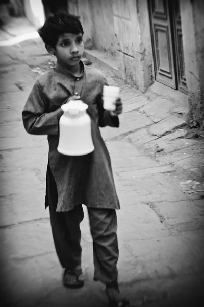 Menino pequeno indiano com frasco de leite — Fotografia de Stock