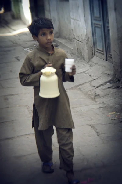 Petit garçon indien avec pot de lait — Photo