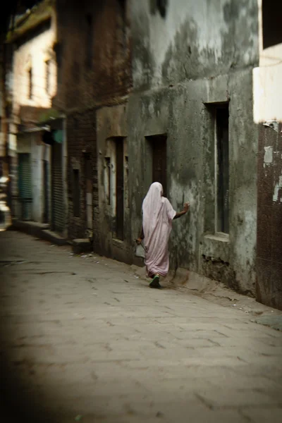 Woman in streets of Varanasi — Stock Photo, Image