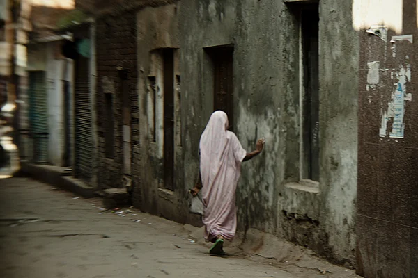 Woman in streets of Varanasi — Stock Photo, Image