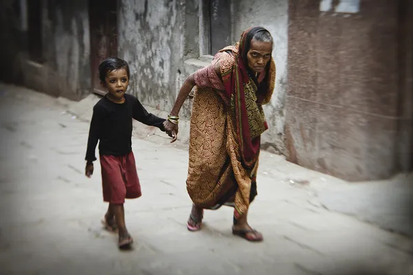 Anciana y niño en las calles de Varanasi — Foto de Stock