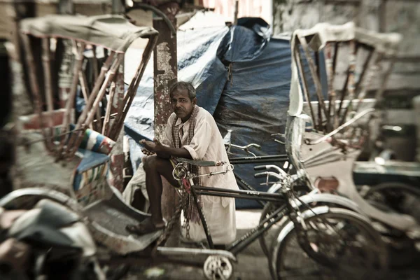 Man peddles cycle rickshaw in Varanasi — Stock Photo, Image