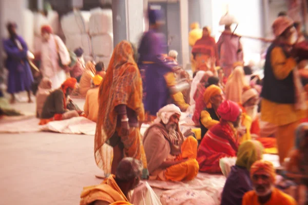 Sikhiska pilgrimer i gyllene templet under firandet diwali dag — Stockfoto