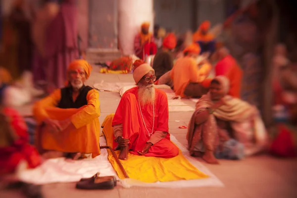 Sikh pelgrims in de gouden tempel viering diwali overdag — Stockfoto