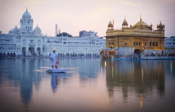 Sikhiska pilgrim i gyllene templet — Stockfoto