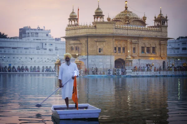 Sikh Poutník v Zlatý chrám — Stock fotografie