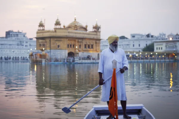 Sikh Poutník v Zlatý chrám — Stock fotografie