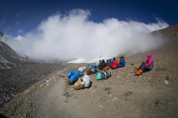 Porters descansando perto do famoso Torong La pass — Fotografia de Stock