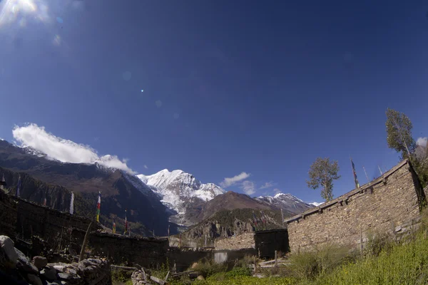 Himalayan mountains over Manang village — Stock Photo, Image