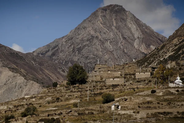 Himalayan mountains over Manang village — Stock Photo, Image