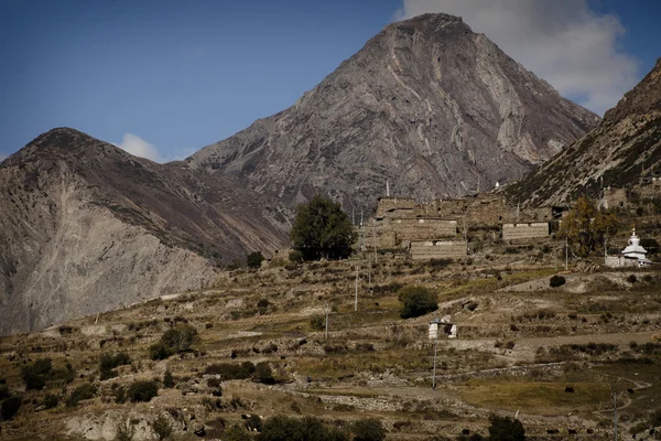 Himalaya gebergte over manang dorp — Stockfoto