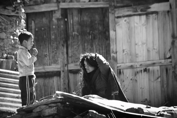 Непальская женщина и мальчик — стоковое фото