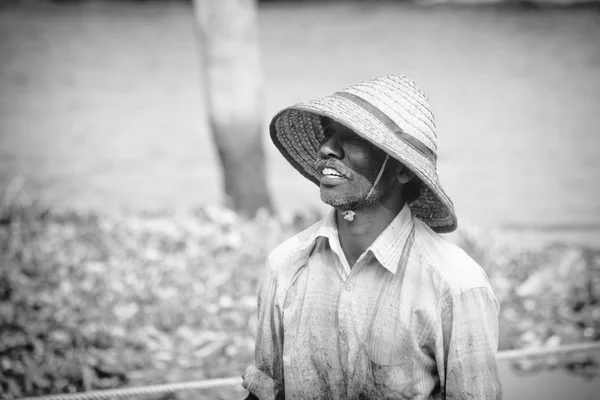 Retrato blanco y negro del pescador sonriente —  Fotos de Stock